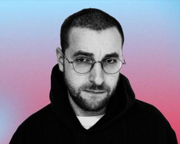 Почему звезда Comedy Club предпочитает свой дом с «комнатой апокалипсиса» гастролям в США.